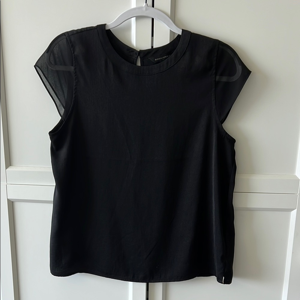 Banana Republic light and airy black women’s top. Sheet cap sleeve